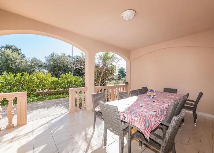 Hébergement de vacances Family Friendly Pool House Ana - Happy *