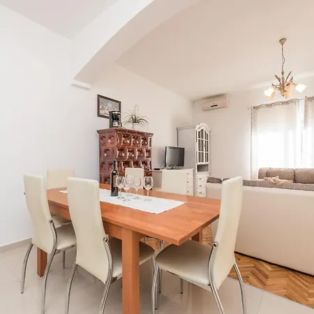 Family Friendly Pool House Ana Near Zadar - Happy Rentals Hébergement de vacances Bibinje