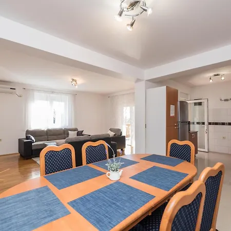 Family Friendly Pool House Ana - Happy Holiday home *