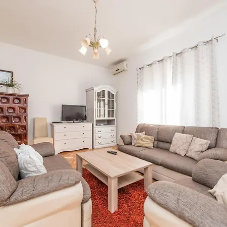Hébergement de vacances Family Friendly Pool House Ana Near Zadar - Happy Rentals