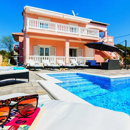 Family Friendly Pool House Ana - Happy *