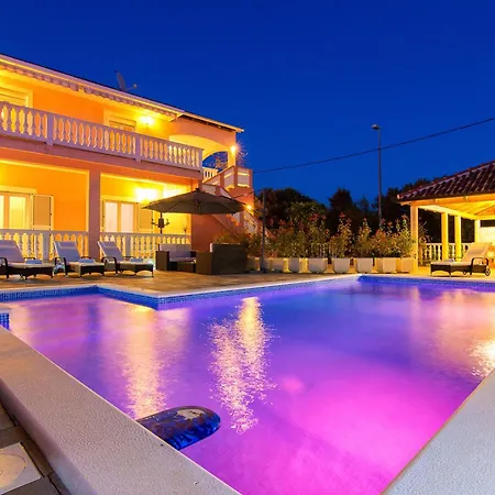 Family Friendly Pool House Ana - Happy