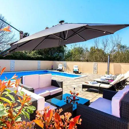 Semesterbostad Family Friendly Pool House Ana - Happy Bibinje