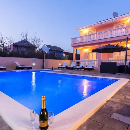 Family Friendly Pool House Ana Near Zadar - Happy Rentals Hébergement de vacances