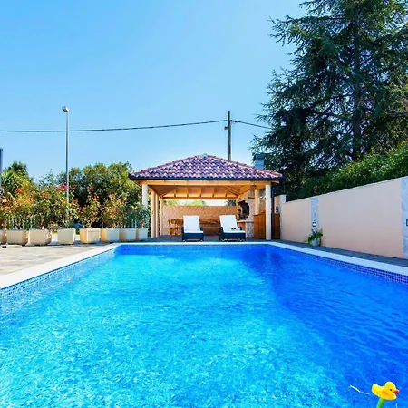 Hébergement de vacances Family Friendly Pool House Ana Near Zadar - Happy Rentals *