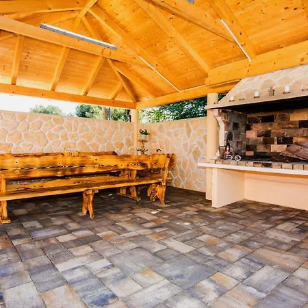 Family Friendly Pool House Ana - Happy