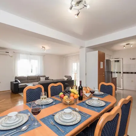 Family Friendly Pool House Ana - Happy בית נופש ביבינייה