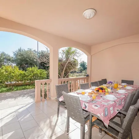 בית נופש Family Friendly Pool House Ana - Happy