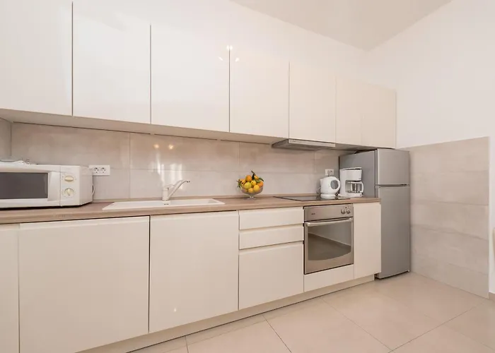 Vakantiehuis Family Friendly Pool House Ana - Happy