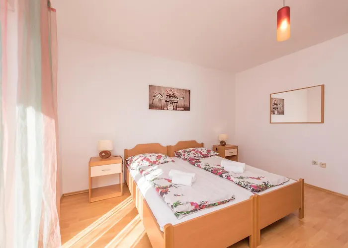 Vakantiehuis Family Friendly Pool House Ana - Happy