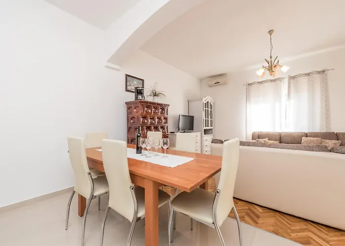 Family Friendly Pool House Ana - Happy Vakantiehuis Bibinje