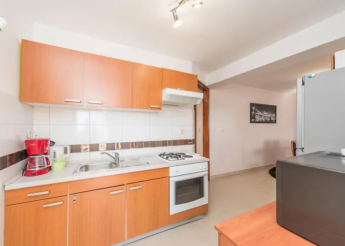 Family Friendly Pool House Ana - Happy