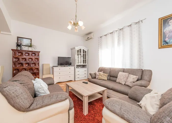 Vakantiehuis Family Friendly Pool House Ana - Happy