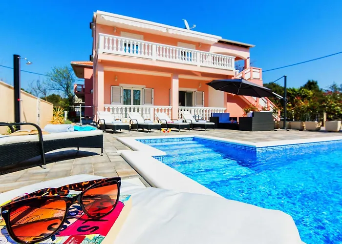Family Friendly Pool House Ana - Happy *