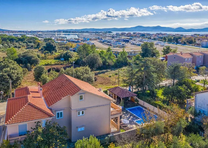Vakantiehuis Family Friendly Pool House Ana - Happy